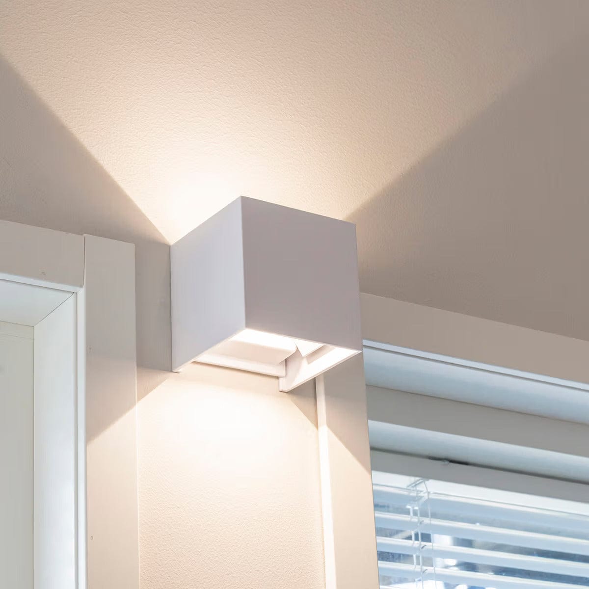 Verthara Adjustable LED Wall Light