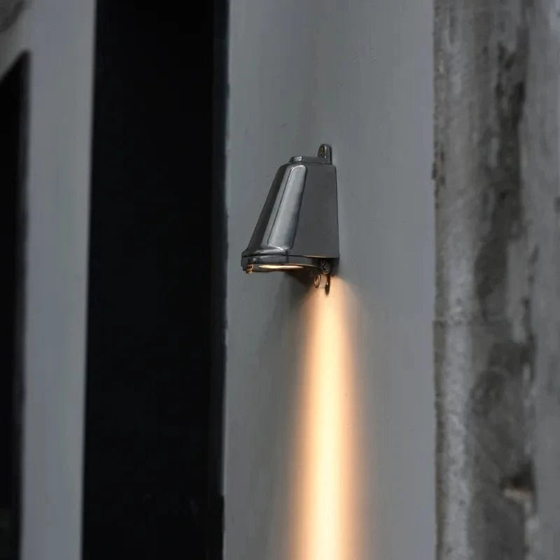 Verthara Retro Aluminum Wall Sconce – LED Wall Lamp in Silver or Gold for Art Exhibitions and Decorative Spaces Silver