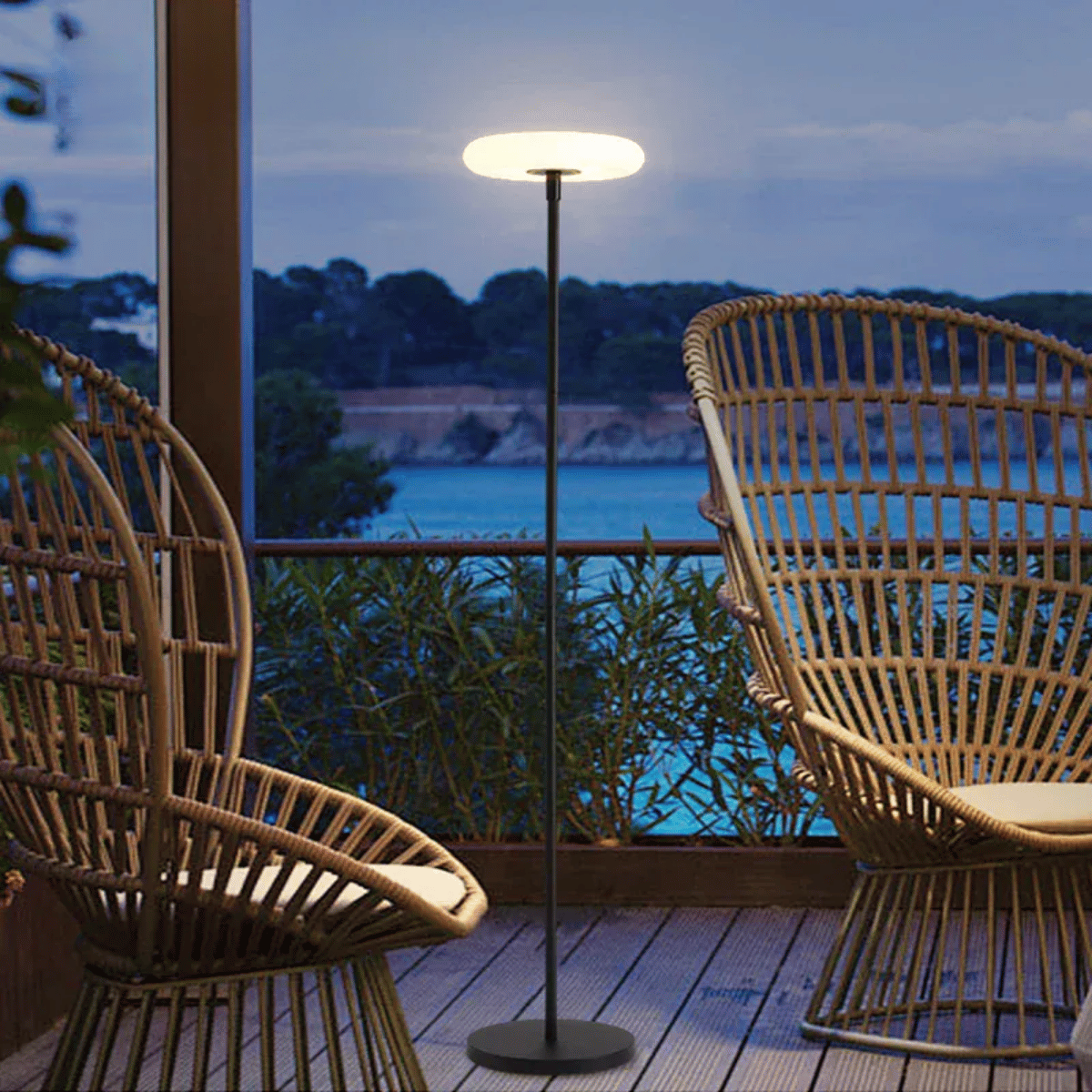 Verthara Premium Solar Powered Outdoor Floor Lamp – Cordless - Height Adjustable - IP54 Waterproof - USB-C Charging - Ideal For Garden And Patio