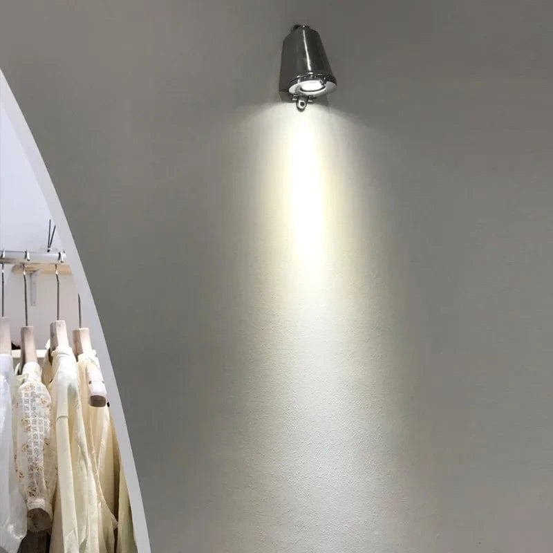 Verthara Retro Aluminum Wall Sconce – LED Wall Lamp in Silver or Gold for Art Exhibitions and Decorative Spaces